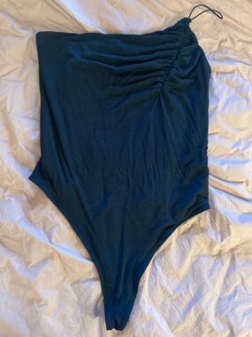 Aritzia / Wilfred Free black ruched one-shoulder bodysuit